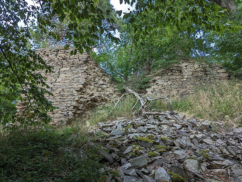 File:Ruine Fuchsberg.jpg