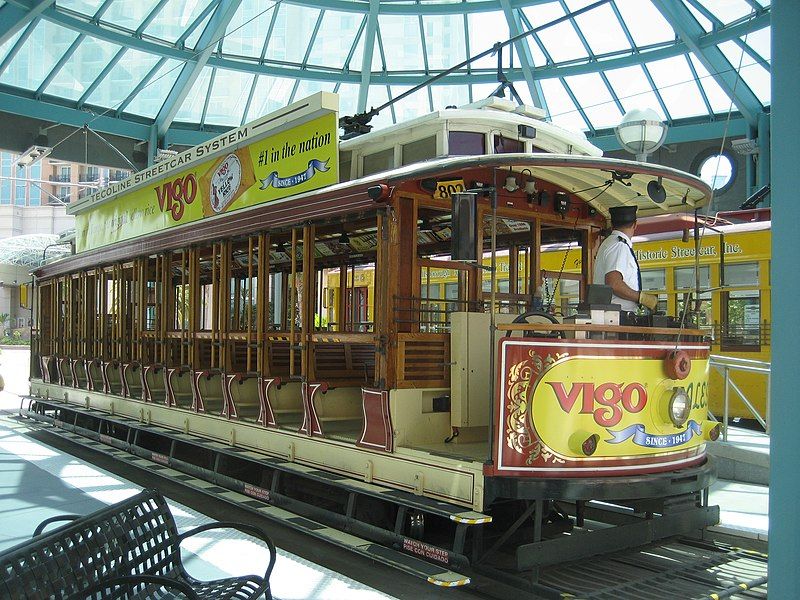 File:TampaStreetcarsAug2008BreezerDomeB.jpg