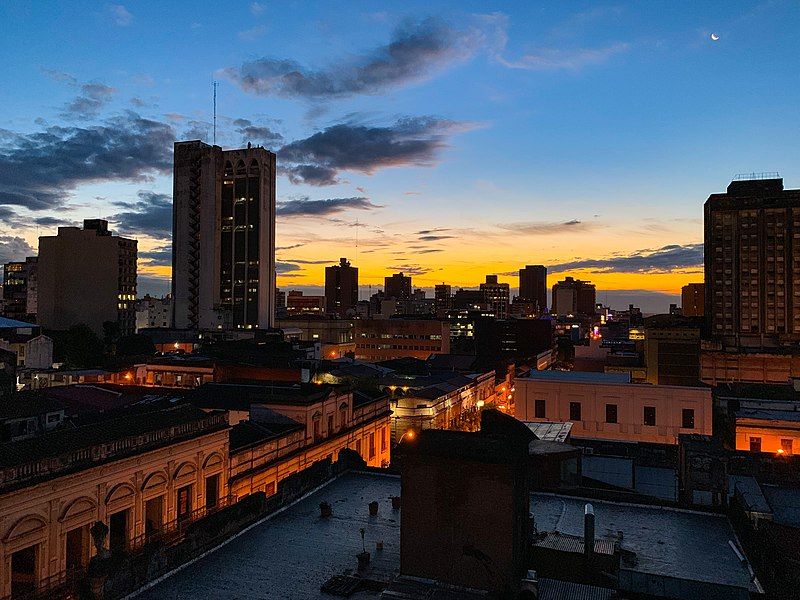 File:Asunción am Abend.jpg