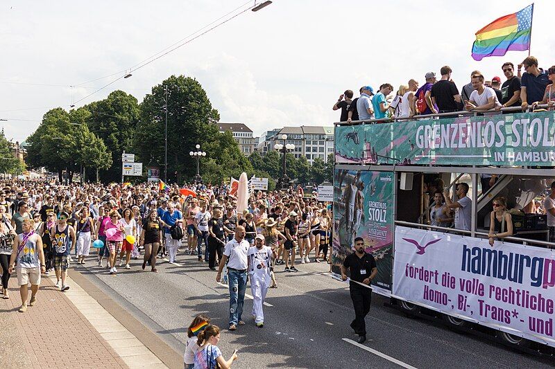 File:CSD Hamburg Menschenmenge.jpg