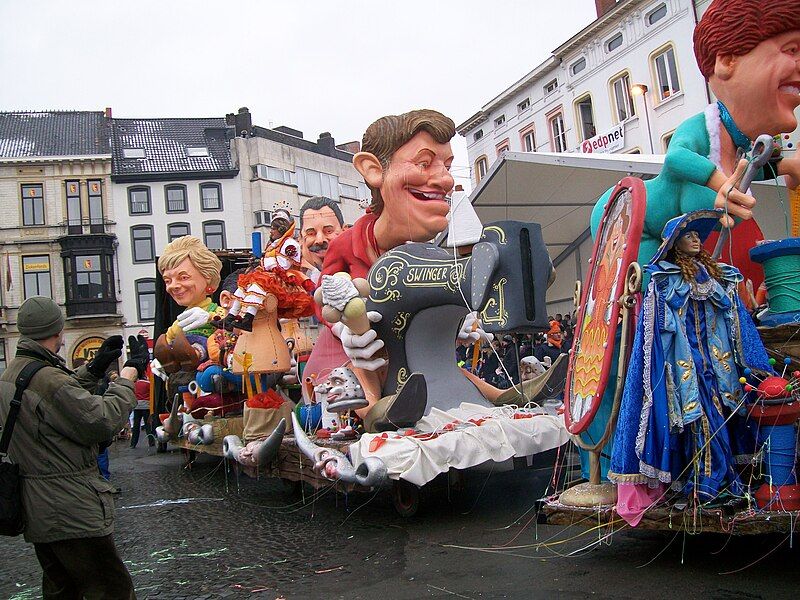 File:Carnaval Aalst 2010-praalwagen.JPG