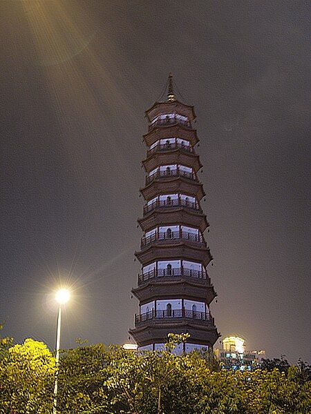 File:Chigang Pagoda night.jpg