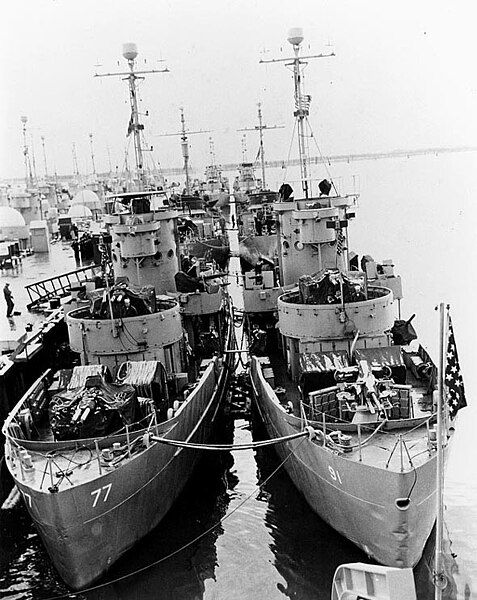 File:LCS(L)s awaiting transfer.jpg