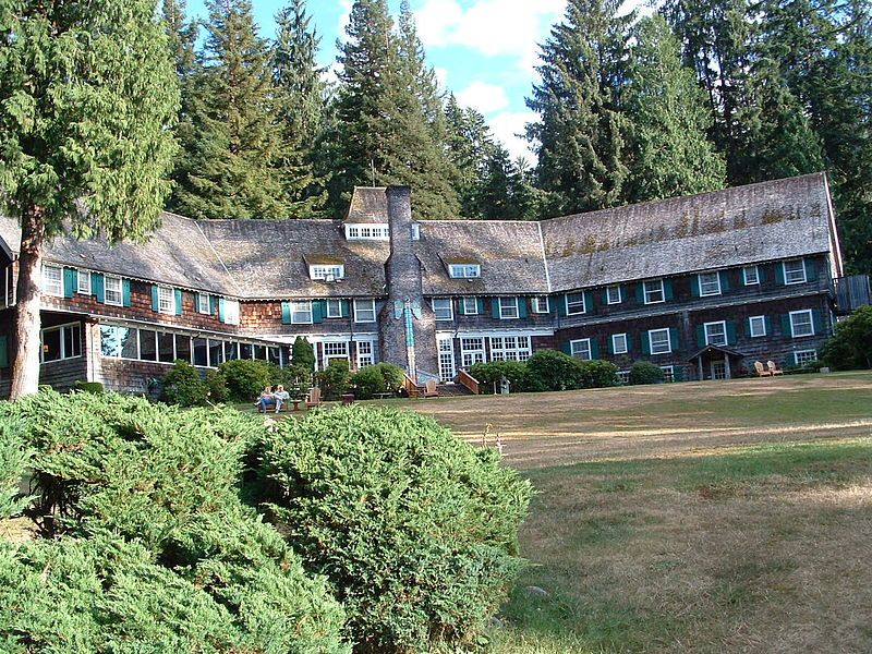 File:Lake Quinault lodge.JPG