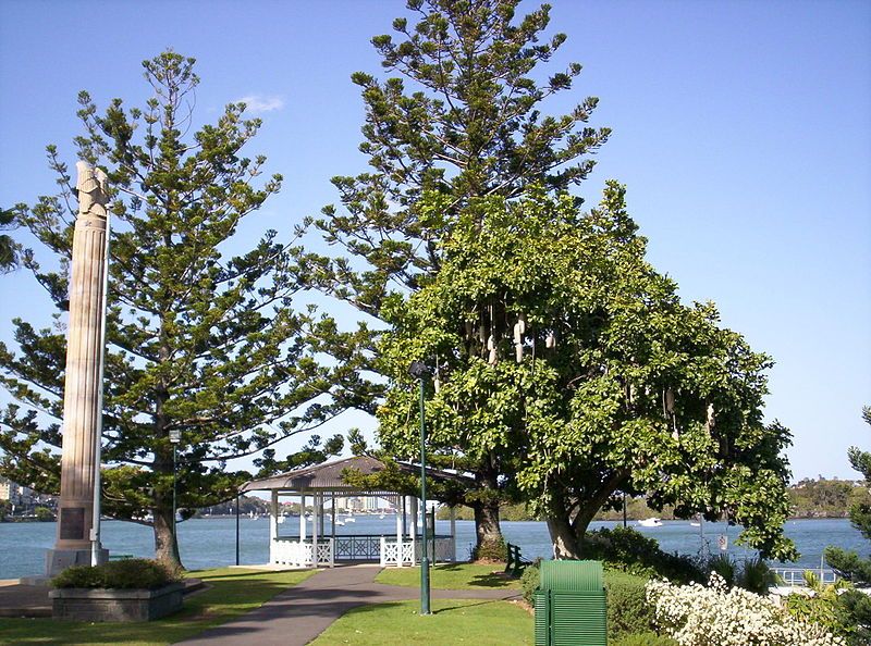 File:Newstead Park monument-and-Brisbane-River.jpg