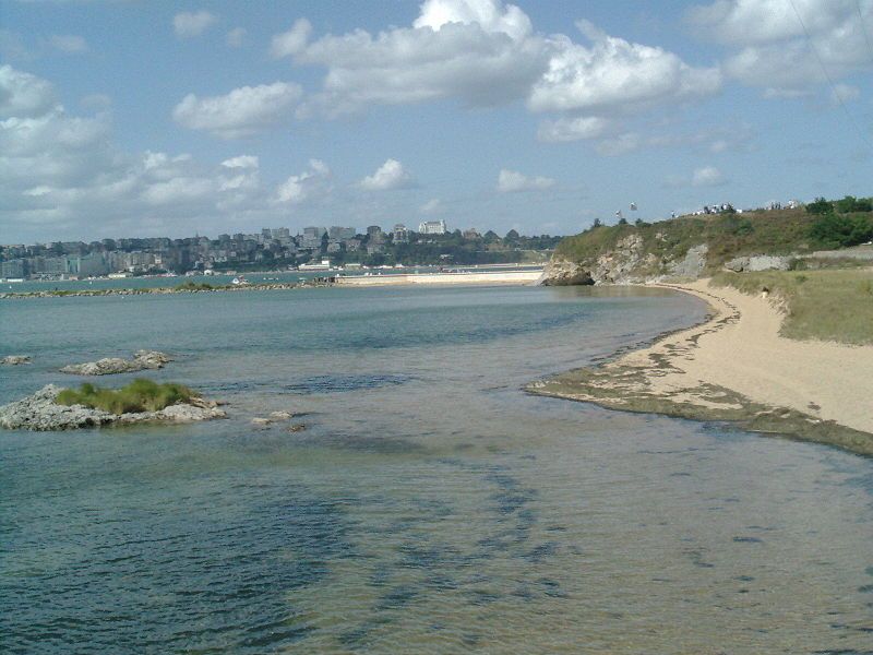 File:Playa de Pedreña.JPG