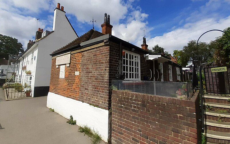 File:The Almshouses, Strand-on-the-Green.jpg