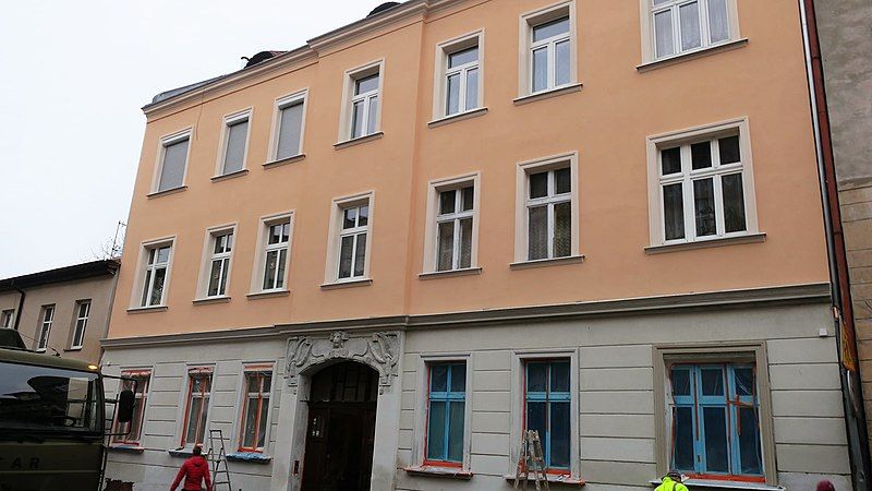 File:10 Chocimska renovated.jpg