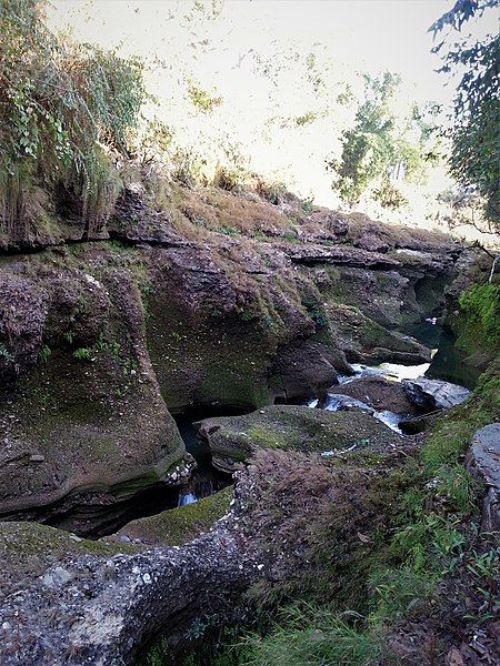 File:Davis Falls-Pokhara 05.jpg