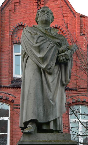 File:Elze Lutherdenkmal Figur.jpg