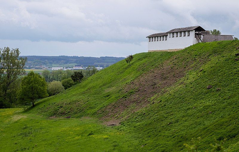 File:Heuneburg (Hundersingen)-5555.jpg