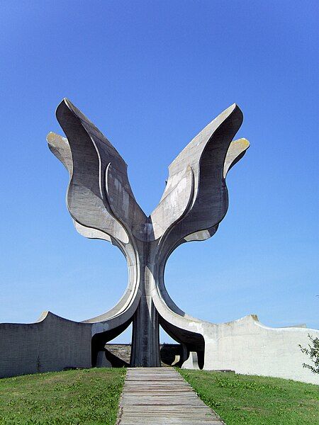 File:KZ-Jasenovac-Denkmal-Zugang.JPG