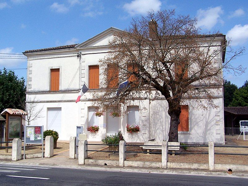 File:Lerm-et-Musset Mairie.jpg