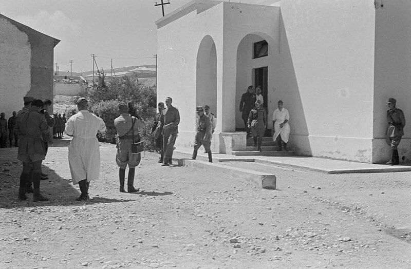 File:Mussolini in Derna.jpg