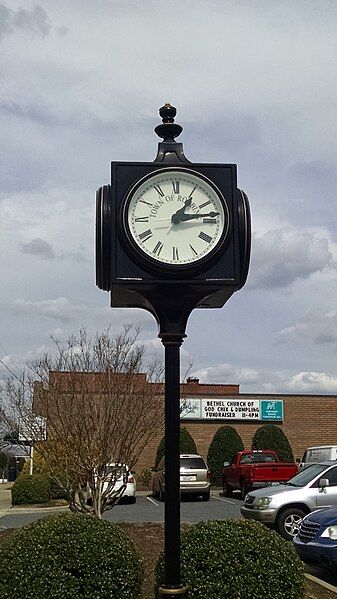 File:Robbins NC Clock.jpg