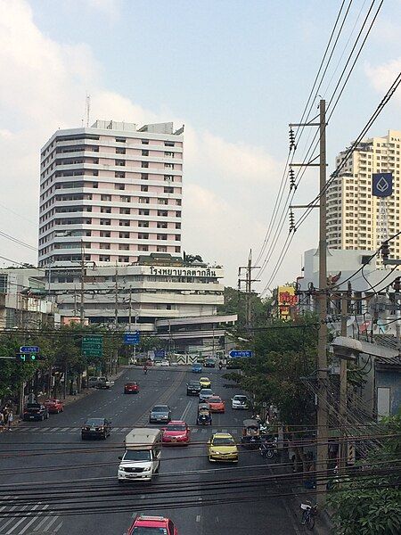 File:Taksin hospital.jpg