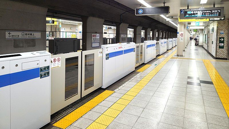 File:Toei-subway-I21-Shimura-sakaue-station-platform-20220703-161931.jpg