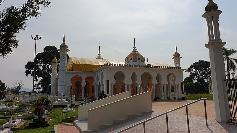 File:Al-Ghufran Royal Mausoleum.jpg