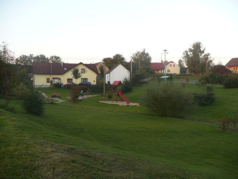 File:Anenská Studánka náves.JPG