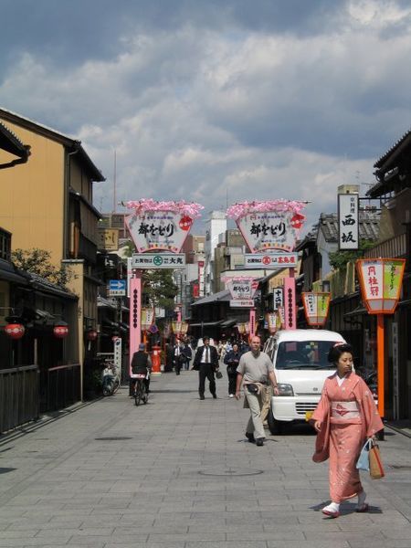 File:Gion-Maiko odori.jpg