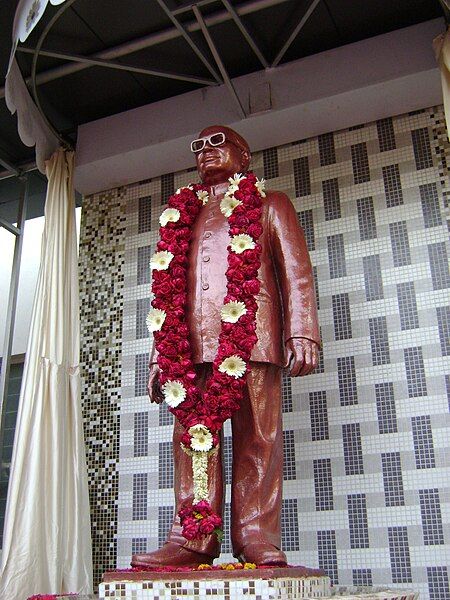 File:Gulabrao Patil Statue.JPG