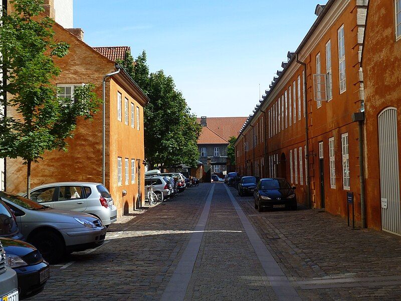 File:Hestegardekasernen - alleyway.JPG