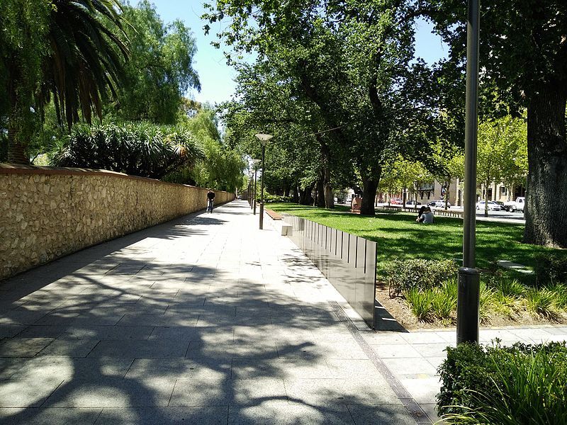 File:J150W-aa-Govt-House-footpath.jpg