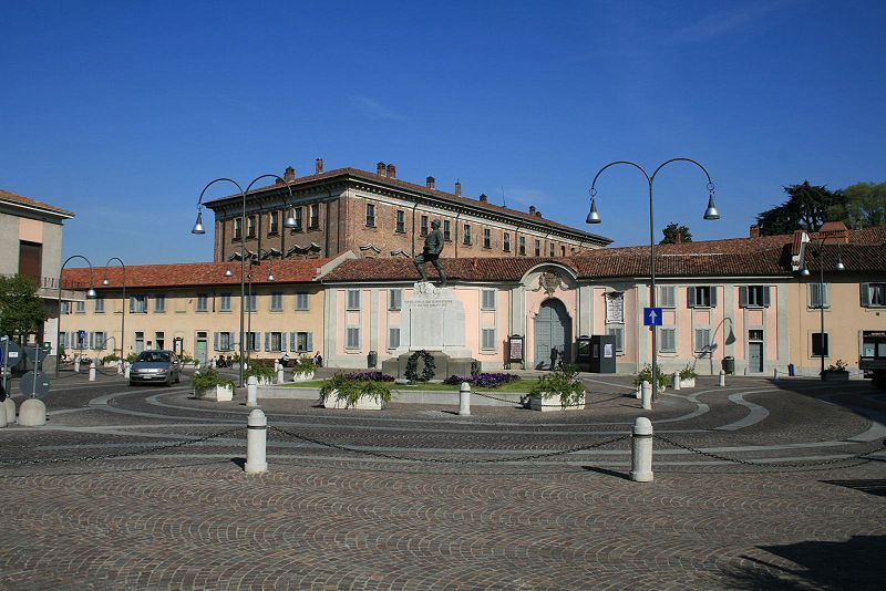 File:LainatePiazzaVittorioEmanueleII2008.JPG