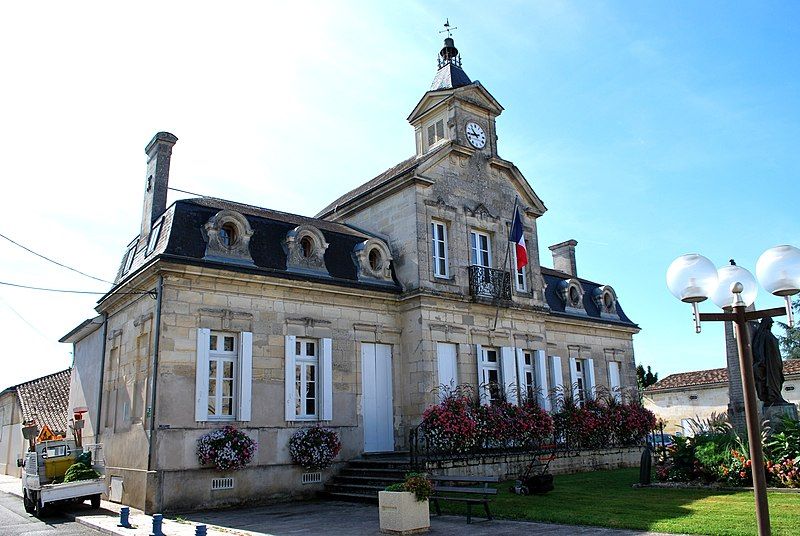 File:Saint-Denis-de-Pile Mairie.JPG