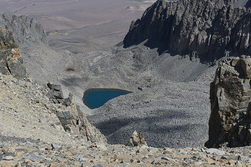 File:Tinemaha Lake.jpg