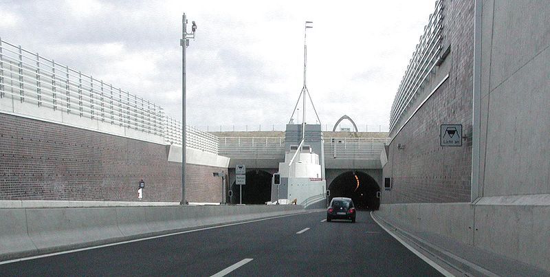 File:Einfahrt-Wesertunnel.jpg