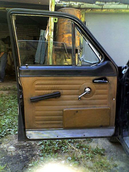 File:Gaz-24-ii-series-door.jpg