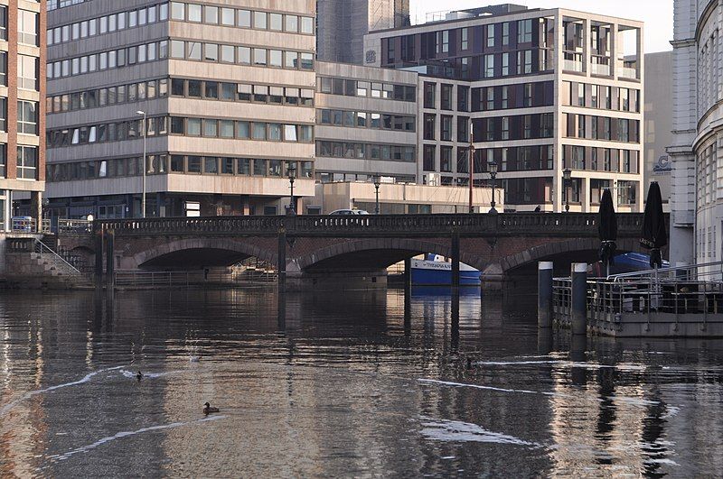 File:Holzbrücke (Hamburg-Altstadt).ajb.jpg