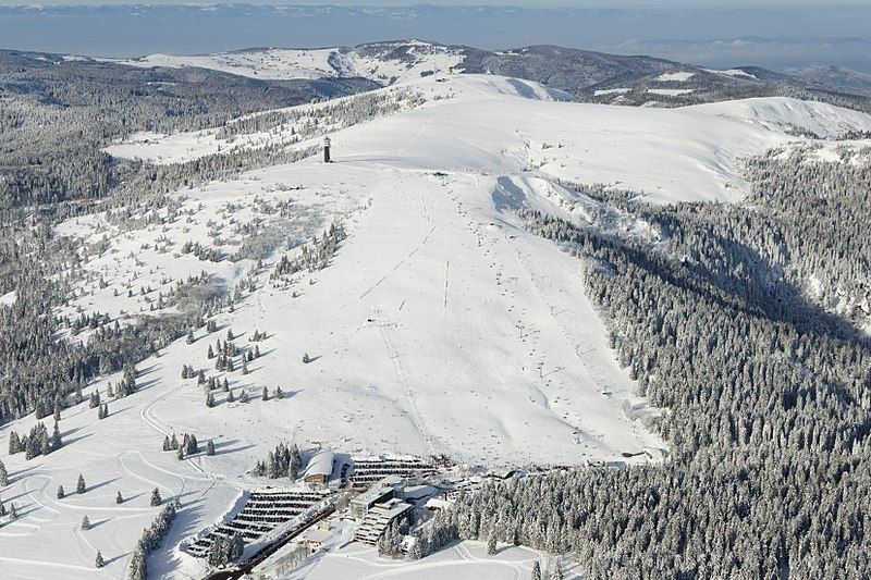 File:Luftaufnahme-Feldberg-Seebuck-30122004.jpg