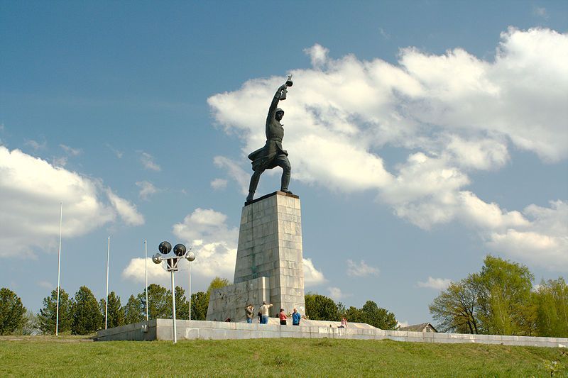 File:Peremilovo monument 01.jpg