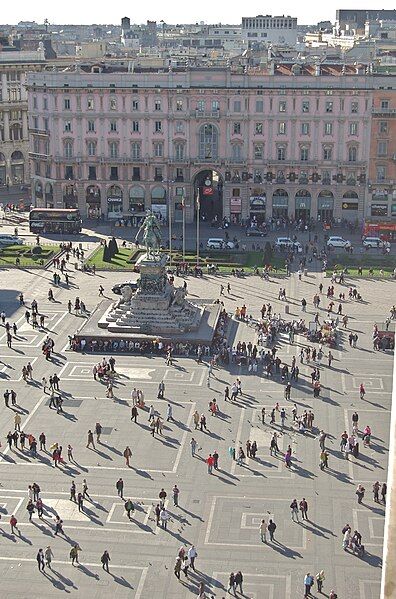 File:PiazzaDelDuomoMilanoDaSopraIlDuomo.jpg