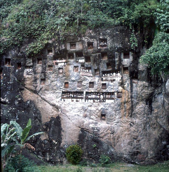 File:Toraja tumbs.jpg