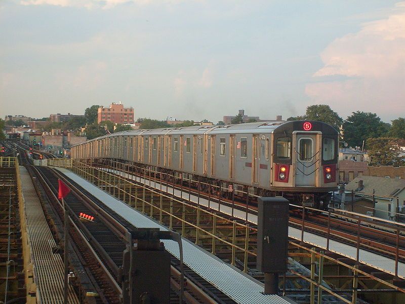 File:5 Train R142.JPG