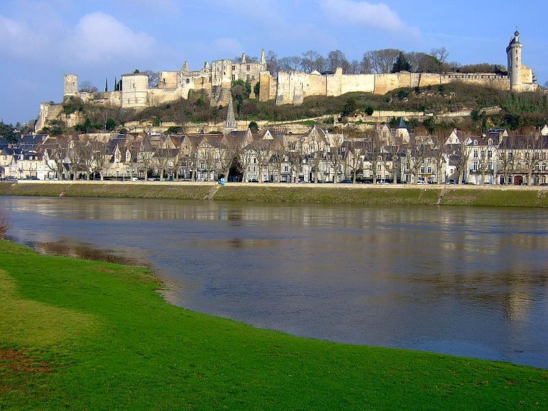 File:Château Chinon.JPG