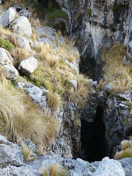 File:Cueva pumacocha entrance.JPG