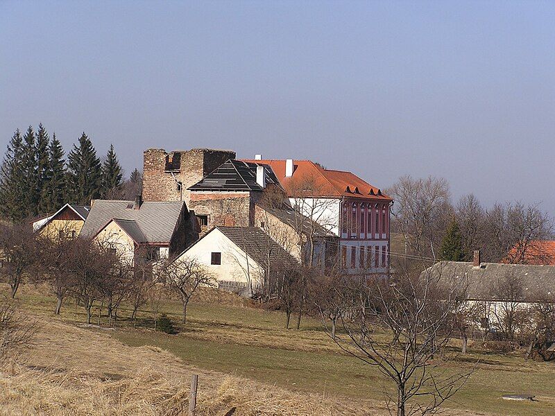 File:Dobrš-tvrz.JPG