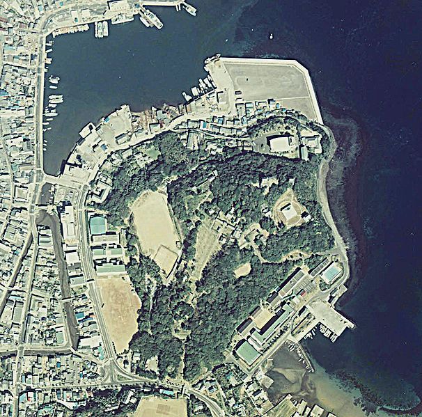 File:Hirado Castle air.jpg