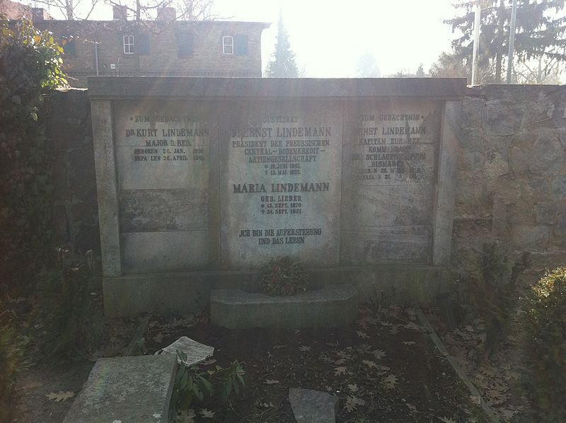 File:Lindemann family grave.jpg