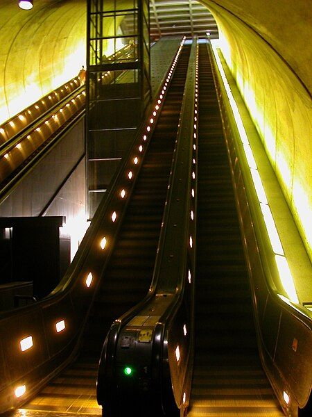 File:Rosslyn escalator.jpg