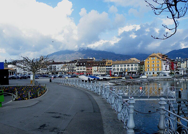 File:RoyLindmanVeveyMarketSquare.jpg