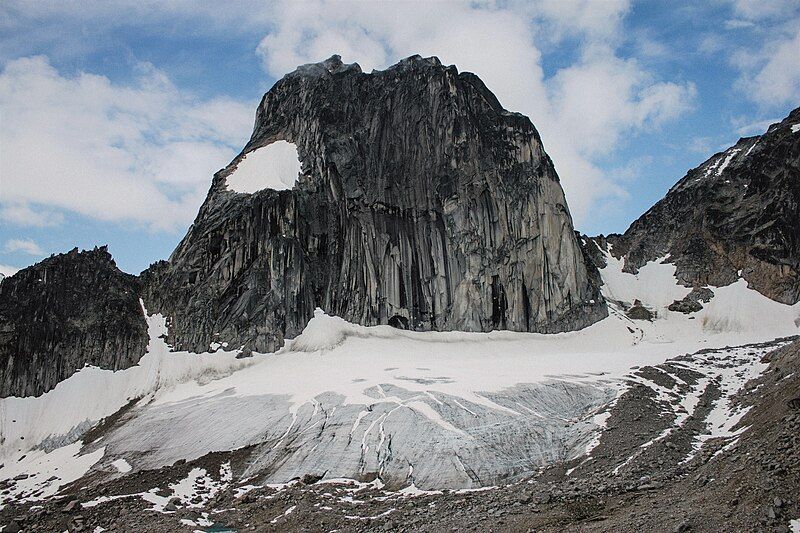 File:Snowpatch Spire, ne.jpg