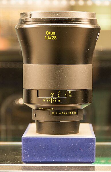 File:Zeiss Otus 28.jpg