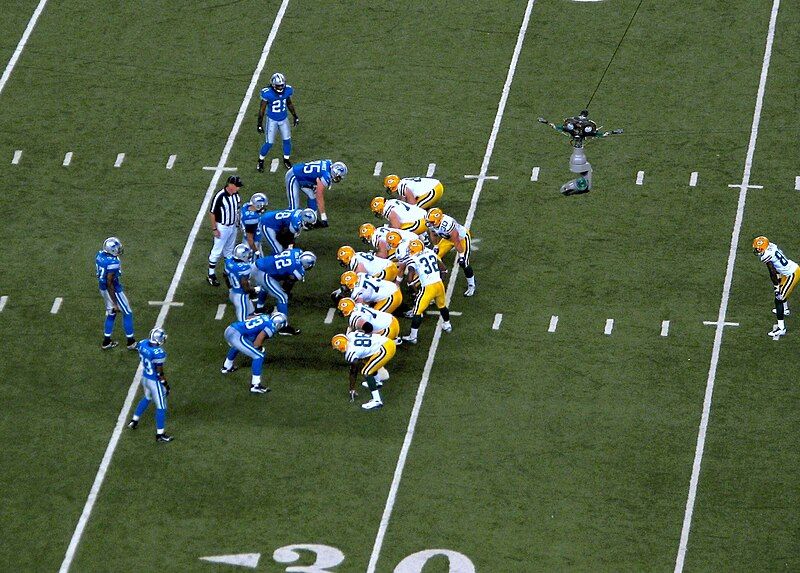 File:DetroitLionsvsGreenBayPackers-2007-FavreKneel.jpg