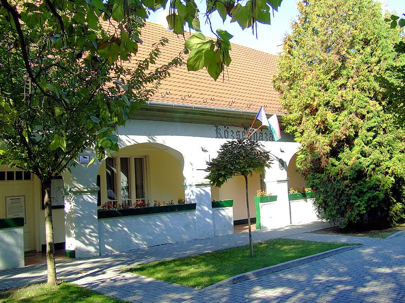 File:Kiskunlacháza town hall.JPG