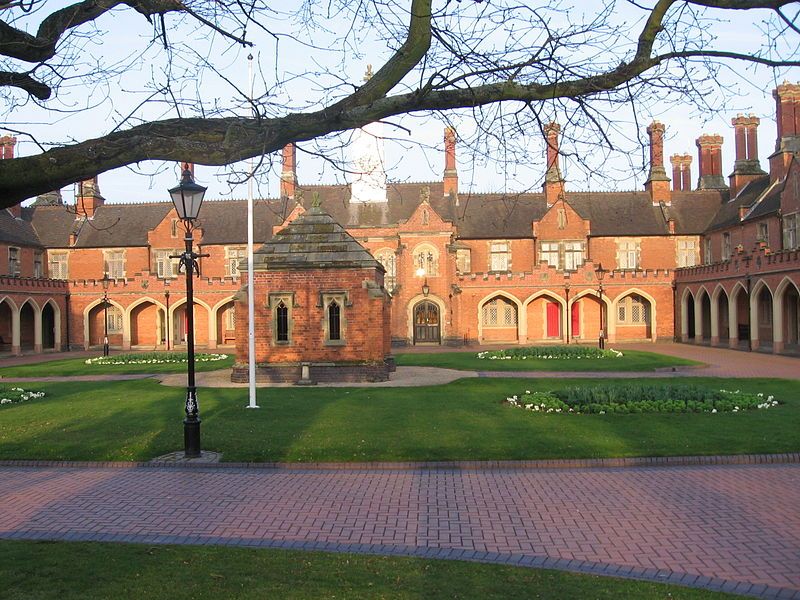 File:Nicholas Chamberlaine Almshouses.JPG